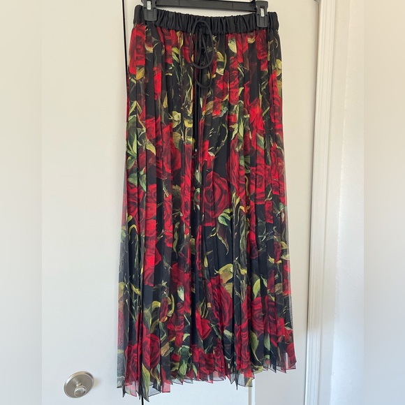 Dolce & Gabbana midi silk black and red floral skirt. - Picture 2 of 2
